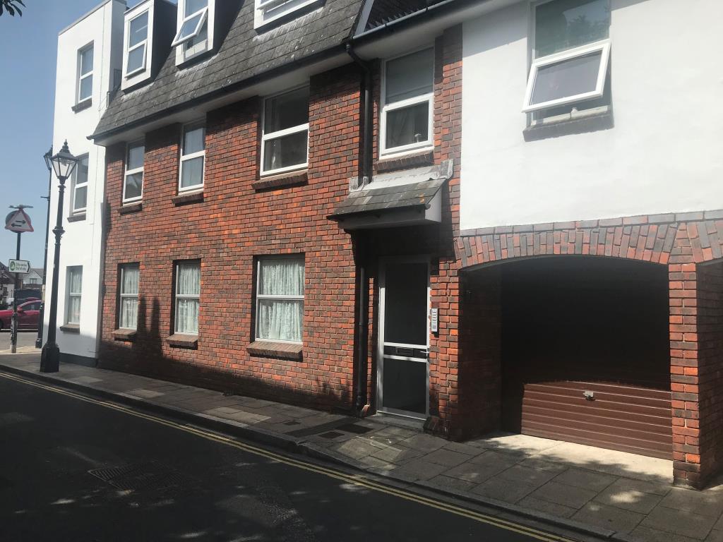 Lot: 20 - FLAT WITH GARAGE IN OLD PORTSMOUTH -